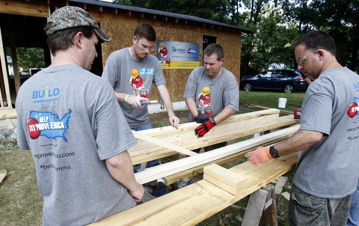 richardbranson's tweet photo. Why every business should offer their employees time to volunteer: https://t.co/H5FQ3P56Vg #readbyrichard https://t.co/tfpTPEVWro