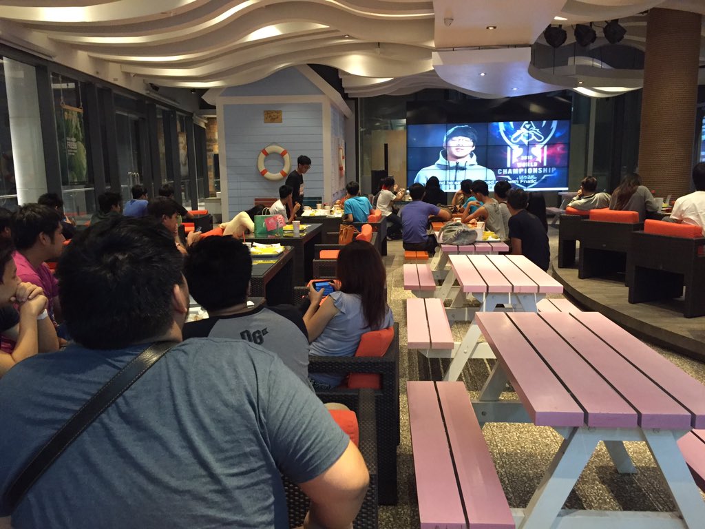pgslol's tweet photo. The stream just started. Are you guys with us? Head on over to @CaliBurgerPH for the viewing party! 🍔 #Worlds semis! https://t.co/zNwZshmzg1