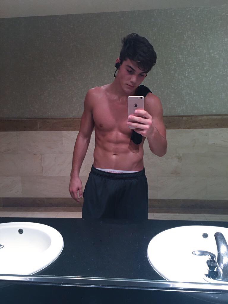 hotguyoverdose's tweet photo. HOW ARE THE DOLAN TWINS ONLY 15? 😍 https://t.co/ySjNyjbjVU