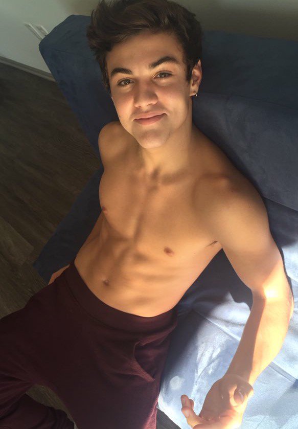 hotguyoverdose's tweet photo. HOW ARE THE DOLAN TWINS ONLY 15? 😍 https://t.co/ySjNyjbjVU