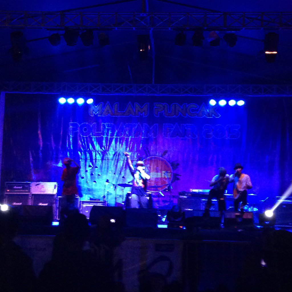 #EventBatamLiveOnPF2015 Yow Yow, <a href="/FeedbacK_BTM/">FeedbacK</a> is on the stage now yow! Put your hands up, everyone!