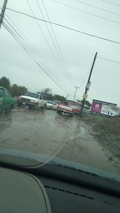 RvargasC85's tweet photo. @RaymundoFlores_ @telediariomty @Cicmty asi de horrible esta la carretera, hasta miedo pasar da... #Obrassinterminar https://t.co/qdPTgBNIhW