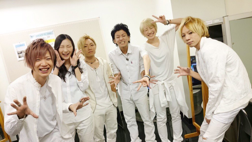 SLH_RYO's tweet photo. 超パーティーありがとうございました！埼玉スーパーアリーナの景色は本当に最高でした！！！！

俺が『笑顔』で撮ろうって言って変に空気よむ人なんな���w後半の写真は結果俺しか笑ってねーし！ねぇーなんなのw https://t.co/V3kRiRLrkN