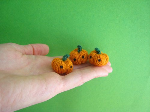 InchingCloser's tweet photo. Oh how adorable! Teeny tiny knitted and crocheted things! 
https://t.co/rhWQc0CGUN #tinyknits #halloween https://t.co/BQ6jSzpe3Z