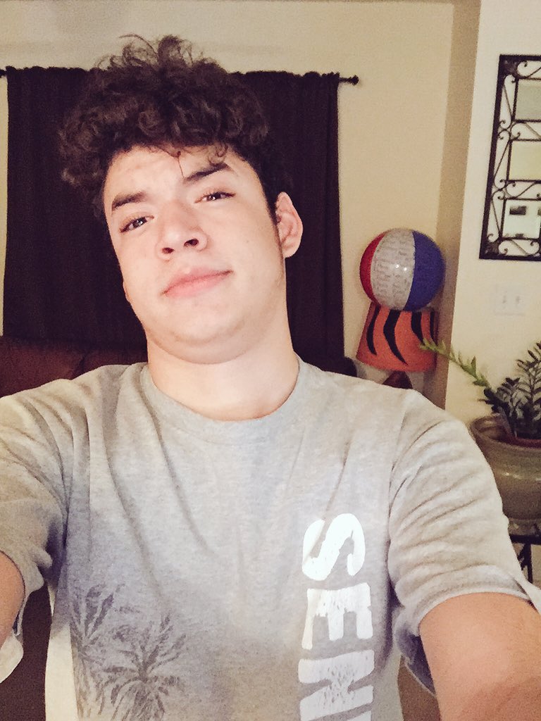 TaeBrooks's tweet photo. Goodnight https://t.co/55e4o0ZnxD