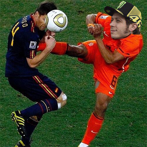 TraedRuffles's tweet photo. Rossi en ningún momento pierde la trazada. https://t.co/DhjpyLvL1T