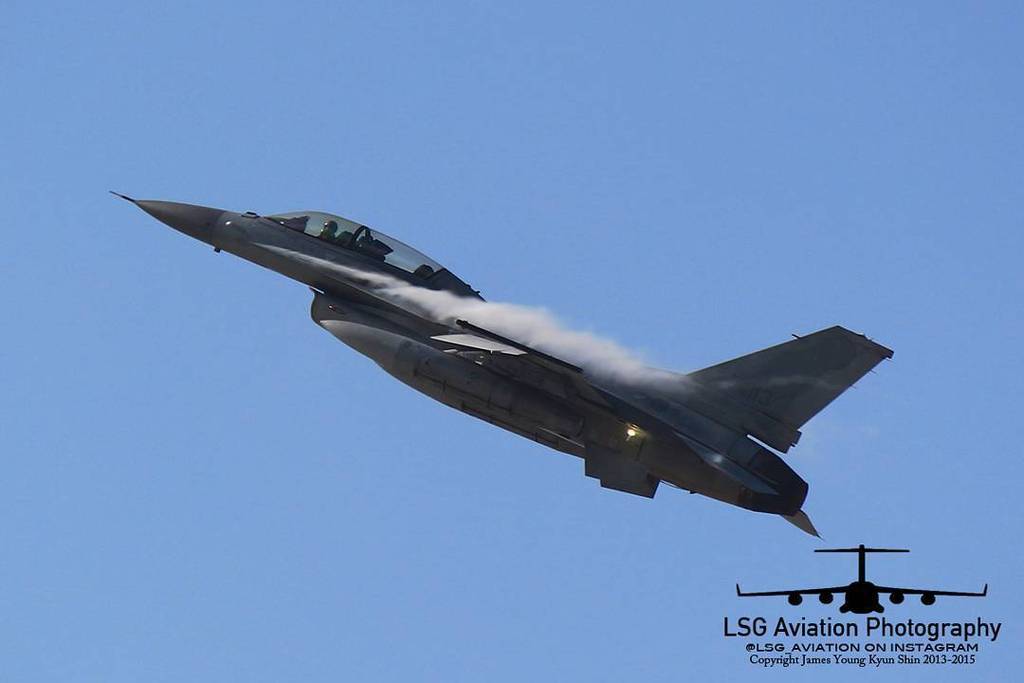 DeltaBravo33's tweet photo. Instagram : by lsg_aviation - #f16 #falcon #kf16 #seouladex2015 #seoulairshow #adex2015 #aircarft #militaryaircraft… https://t.co/S9yjGIY2X1