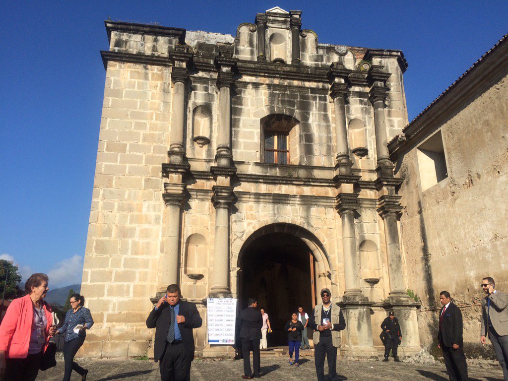 Cardona_TV's tweet image. #AlwaysFreeTips Elecciones2015 #EmbRobinson visita centro de votación en Antigua Guatemala  Vía: @usembassyguate