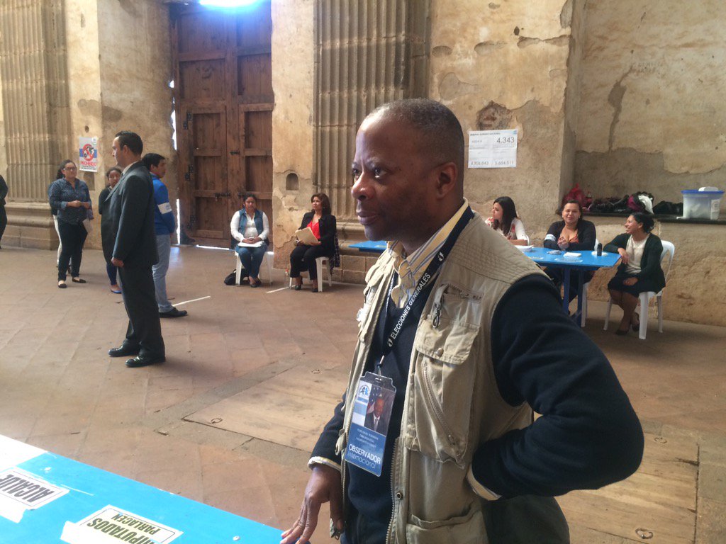 Cardona_TV's tweet image. #AlwaysFreeTips Elecciones2015 #EmbRobinson visita centro de votación en Antigua Guatemala  Vía: @usembassyguate