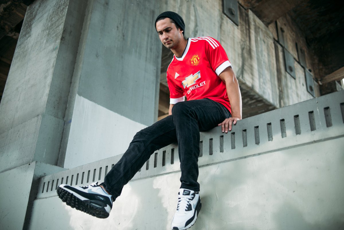 WSSTifo's tweet photo. If @ManUtd beat #MCFC in today's #ManchesterDerby you can win this official JERSEY! Follow us &amp; RT to enter! https://t.co/JuQPeJyETU