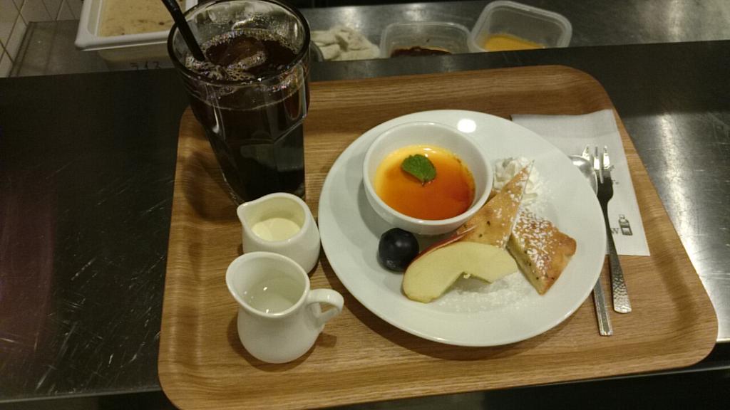 スイーツセットです。
今日は
サツマイモと黒ゴマのケーキ
                         ×
カスタードプリン カラメルソースがけ
全部手作りしてます！