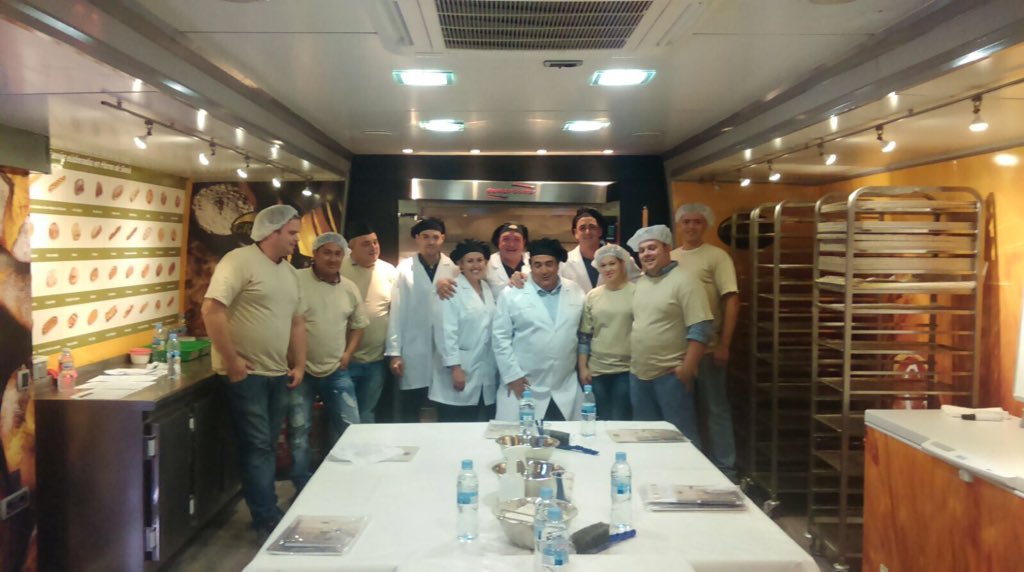 EscuelaGranier's tweet photo. Ayer en el Santiago Bernabeu @EscuelaGranier nos visitó @antoniomchef3 foto: @ToniNonell y el equipo d @pansGranier https://t.co/MhwqVHHX7H