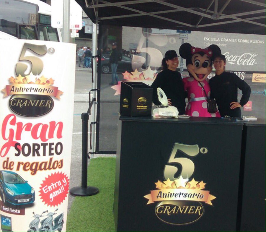 EscuelaGranier's tweet photo. Ayer en Madrid, visita al #GranierBus de @EscuelaGranier : Minnie con nuestras simpáticas azafatas Belén y Jennifer https://t.co/ceb6lEMsXO