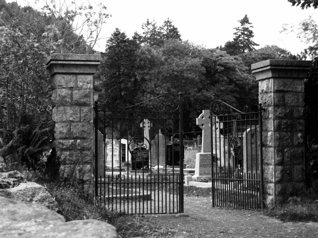 DegradFic's tweet photo. Comment ne pas penser à Dégradation en voyant le portail de ce cimetière ? 

#DegradFIC https://t.co/Hyu9cghpQA