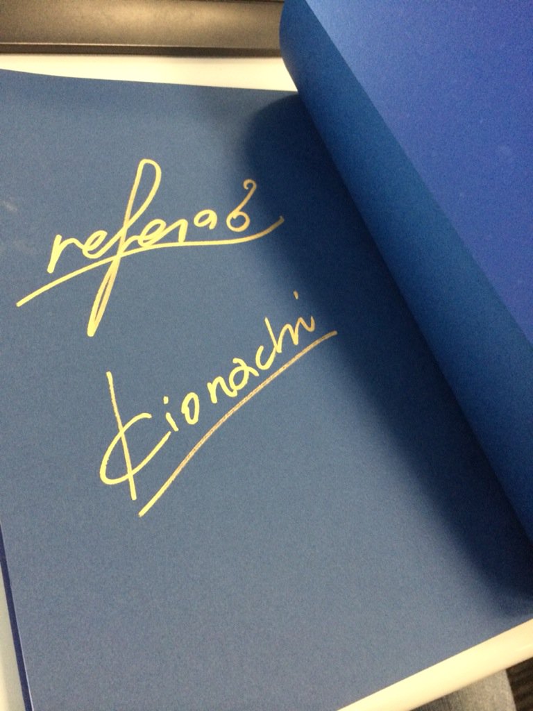 E 2編集部 E 2vol 72 16周年記念号 10月28日発売 Refeia先生の画集q O発売中です 先日デザイン担当の木緒なちさんとrefeia先生と共にお会いする機会があり 貴重なwサインを 頂きました Refeia先生のe 2連載作品 今回はめでたい赤 金の