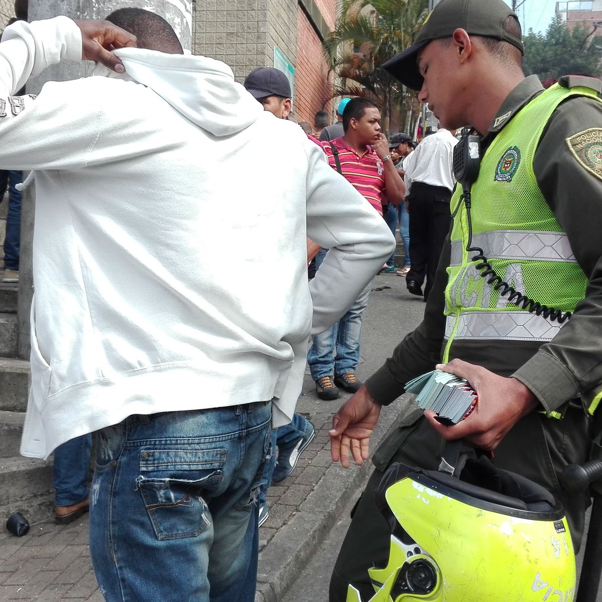 julianaudio's tweet photo. En filas en la I.E. La Candelaria hay constreñimiento al alectorado. #estransparencia #alonsoes https://t.co/7ewWXeK2FX