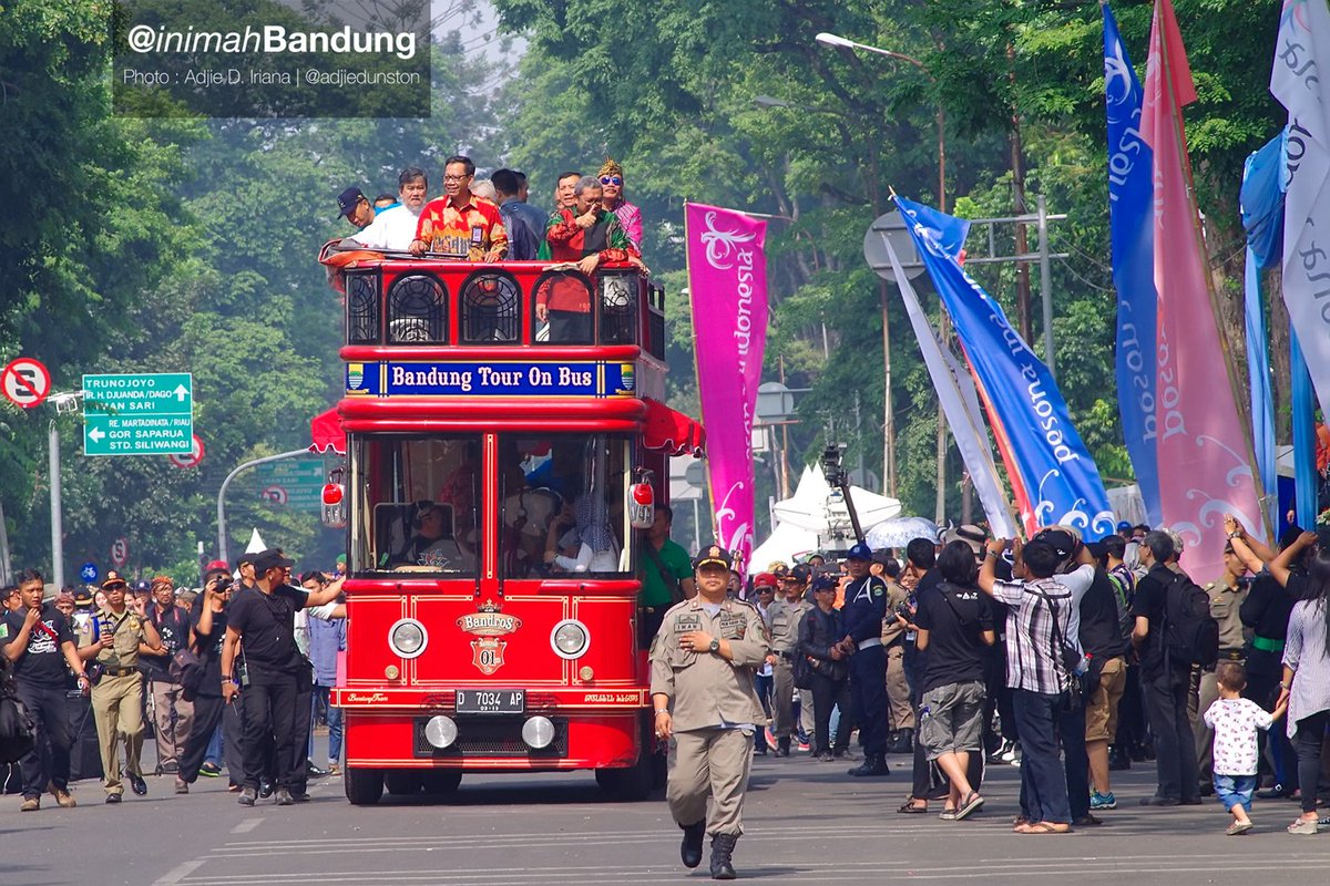 inimahbandung's tweet photo. #SharePic Kedatangan rombongan Gubernur Jawa Barat Menaiki Bus Bandros memeriahkan #KemilauNusantara2015 https://t.co/F1FKdvsl6y