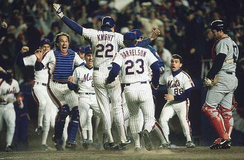MetsPics's tweet photo. 10/25/86: 29 years ago today. A little roller up along first. https://t.co/KTsgK0NLCA