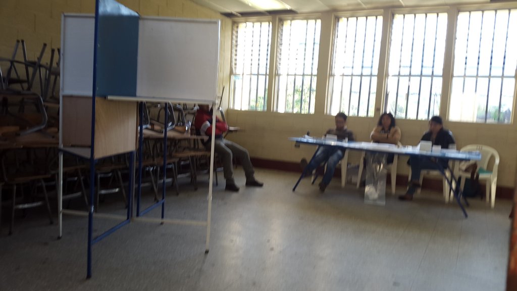 JennerBarrios's tweet image. Mesas receptoras de votos vacías en varios centros de votación de #SanPedro Sacatepequez y #SanMarcos @CanalAntigua