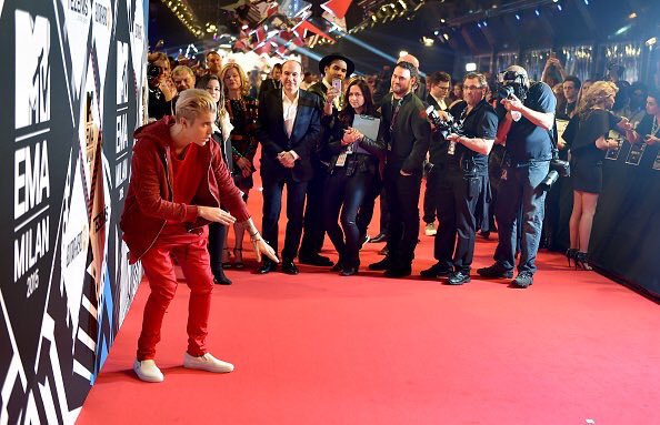 Justin at the red carpet in Milan #EMABiggestFansJustinBieber