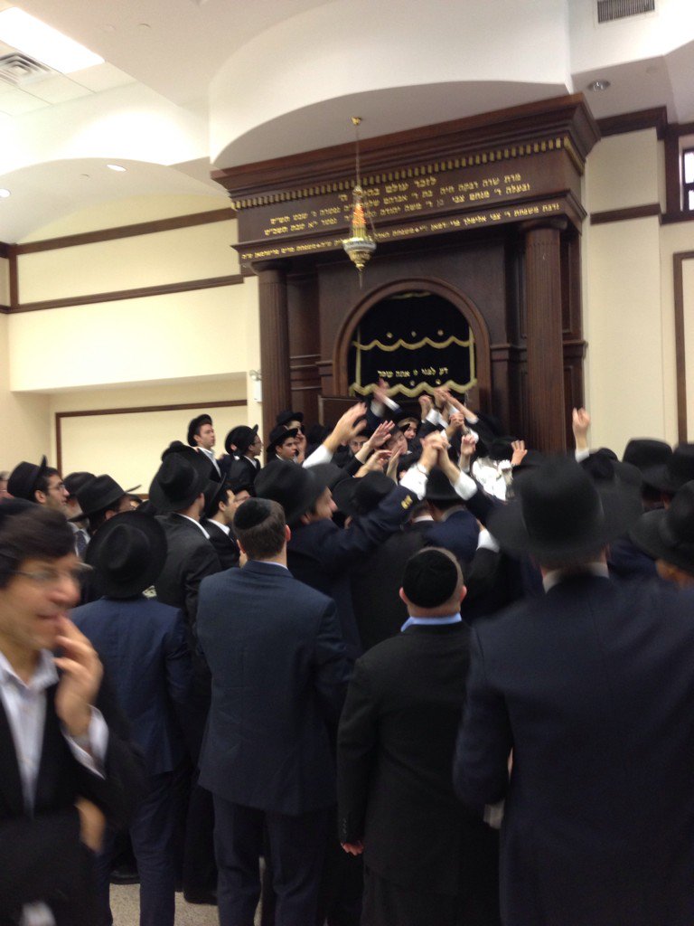 ChaimDeutsch's tweet photo. It was great to be part of this very joyous occasion at Yeshiva Tiferes Yisroel! #TorahProcession https://t.co/mR790OFTBB