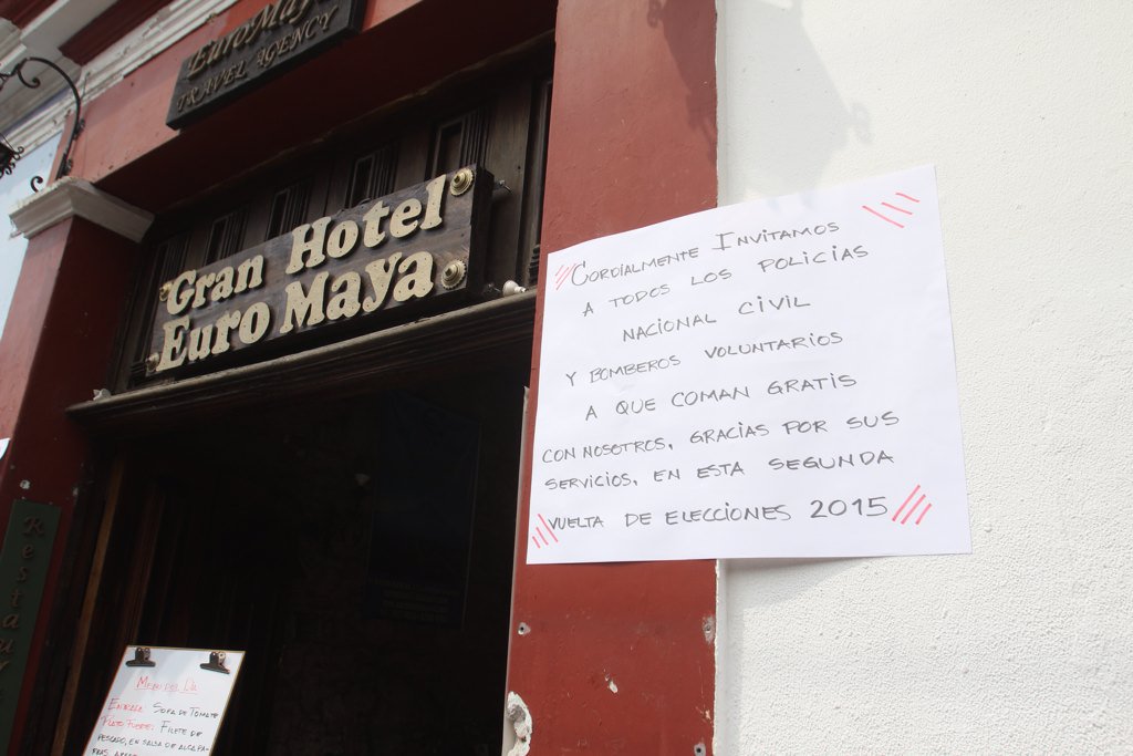 prensa_libre's tweet photo. Restaurante en Antigua ofrece alimentación a servidores públicos; apoya campaña #ComidaParaElPoli2.  https://t.co/b6txIaenQd @miguellopez_PL