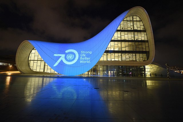 unicefvenezuela's tweet photo. Más de 350 monumentos del mundo en más de 85 países se iluminaron de azul para celebrar #ONU70años :D https://t.co/hsNRY8bfIG