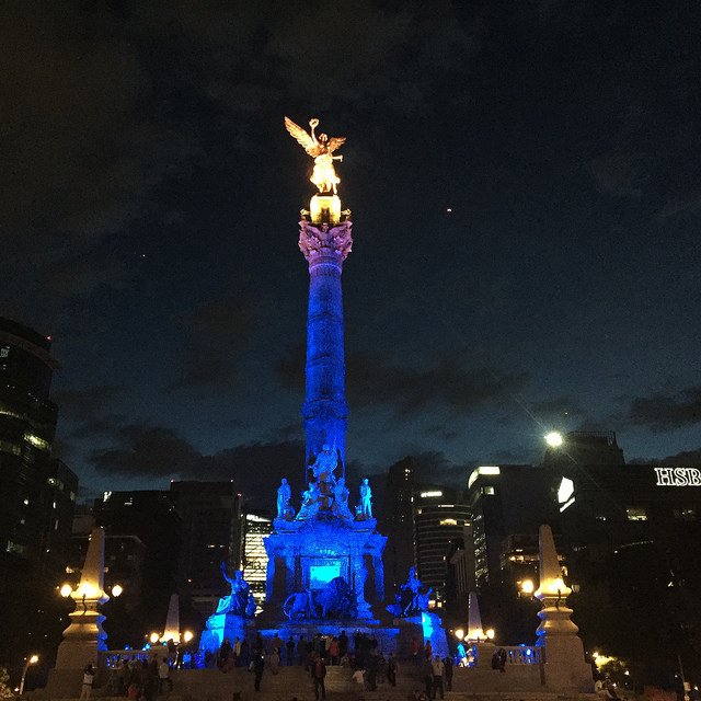 unicefvenezuela's tweet photo. Más de 350 monumentos del mundo en más de 85 países se iluminaron de azul para celebrar #ONU70años :D https://t.co/hsNRY8bfIG