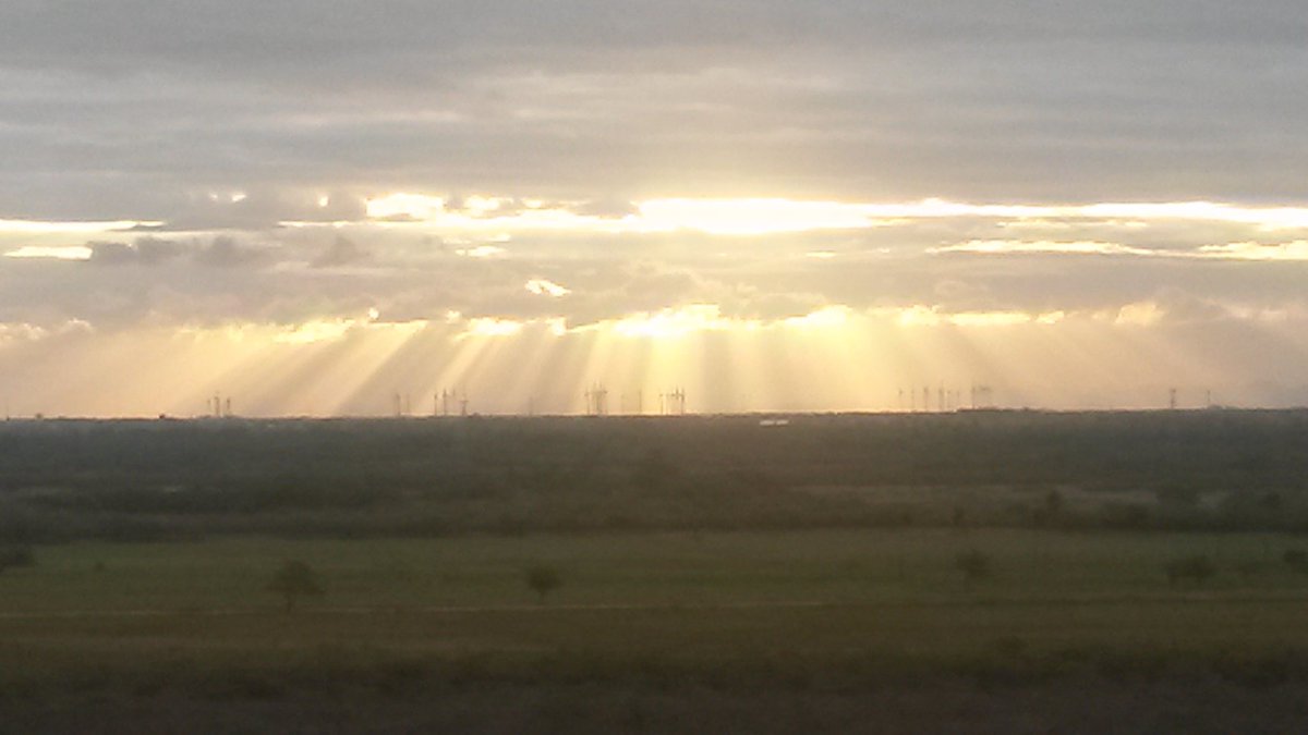 DuendeO's tweet photo. @CarlosLoret  amanecer en las afueras de juchitan, oaxaca cerca de los campos eólicos https://t.co/GvPDtyEEX6