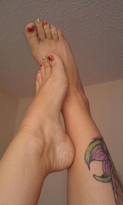 Playing in my bedroom and watching the game 😍who wants to play and watch the game too?😇😀😘@RobWyld1 @SmokinHotPics<a href="/tag/camgirl"class="tags"><span>#camgirl</span></a>