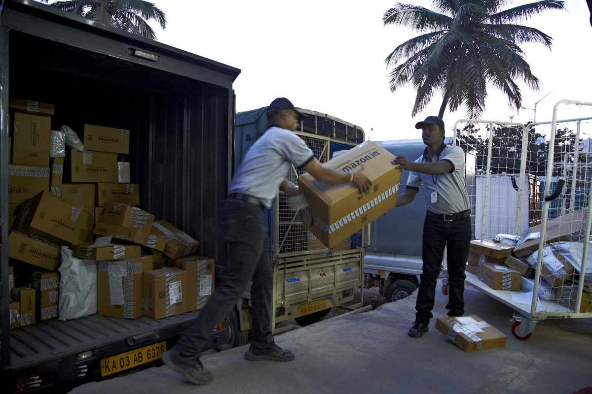 amazonIN's tweet photo. Early morning deliveries; the excitement begins! #DiwaliOnAmazonDay1 https://t.co/F33Lww7gnn https://t.co/yLJKCeyOJd