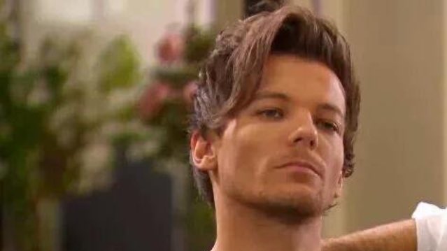 NAIOCRUSH's tweet photo. Cara de cafetao 
Eu nao conseguiria nem me concentrar pra cantar vendo o louis  #EMABiggestFans1D https://t.co/Tl2r1sbl56