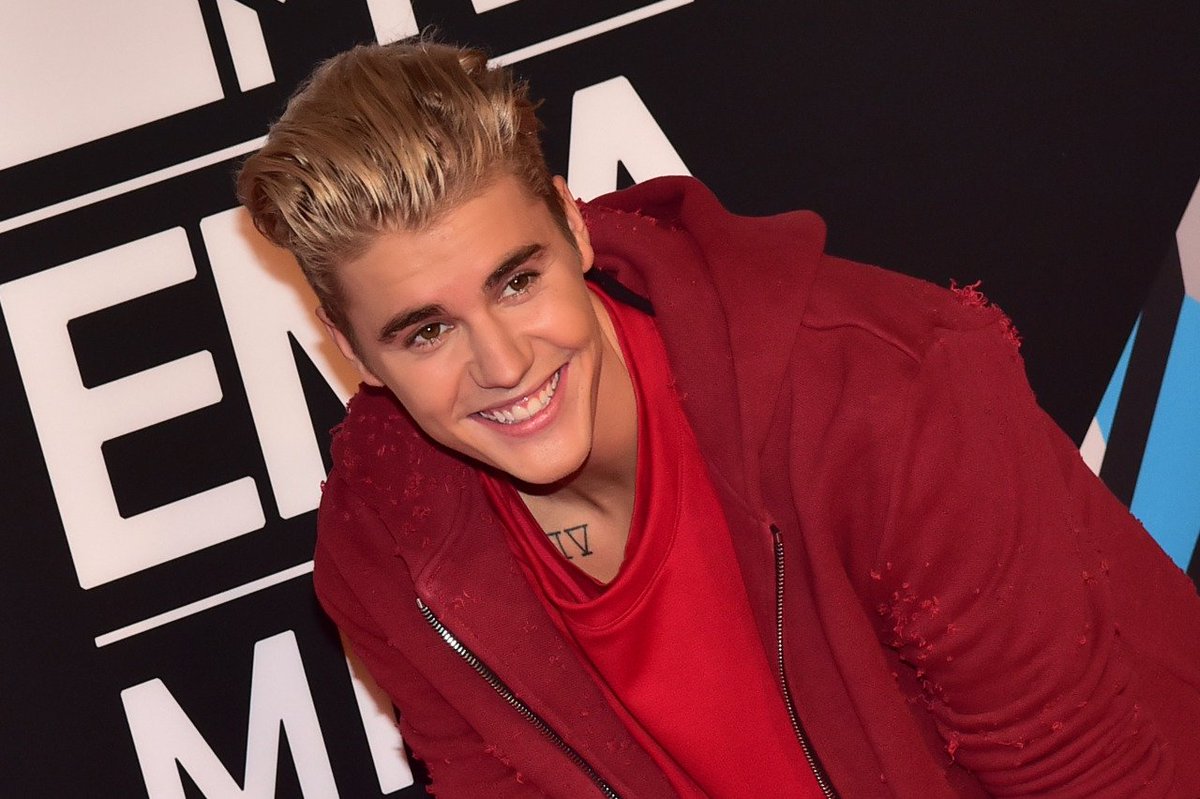 biebersmaniabr's tweet photo. Ele está MARAVILHOSO! Olhem esse sorriso!

BMBRBieberEMA #EMABiggestFansJustinBieber https://t.co/jTdKX9NPLQ
