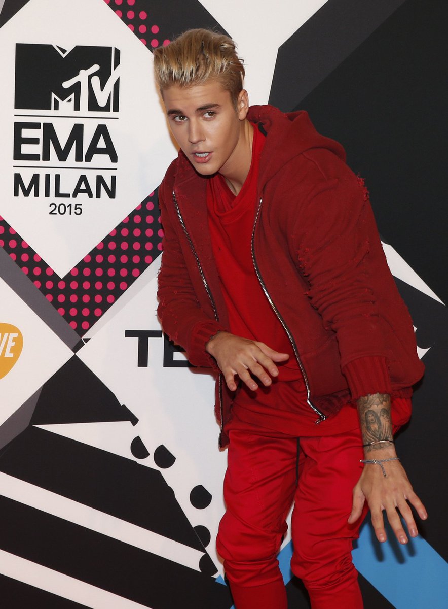 biebersmaniabr's tweet photo. Mais fotos HQ do Justin  no red carpet do EMA 2015.

BMBRBieberEMA #EMABiggestFansJustinBieber https://t.co/QkFJE2ixkY
