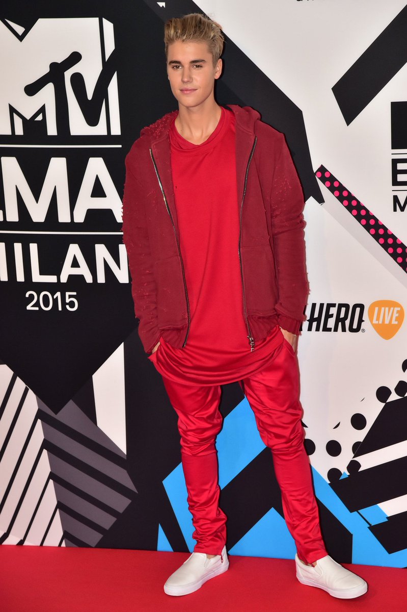 biebersmaniabr's tweet photo. Mais fotos HQ do Justin  no red carpet do EMA 2015.

BMBRBieberEMA #EMABiggestFansJustinBieber https://t.co/QkFJE2ixkY
