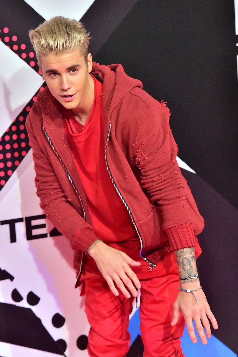 biebersmaniabr's tweet photo. Mais fotos HQ do Justin  no red carpet do EMA 2015.

BMBRBieberEMA #EMABiggestFansJustinBieber https://t.co/QkFJE2ixkY