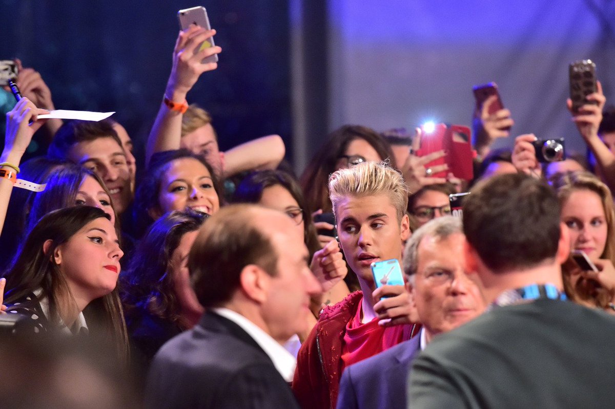 biebersmaniabr's tweet photo. Justin  no red carpet do EMA 2015, em Milão.

BMBRBieberEMA #EMABiggestFansJustinBieber https://t.co/XKlGiviJeS