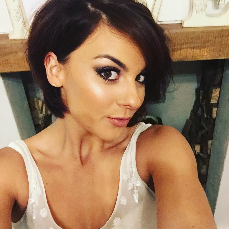 GraceNethercott's tweet photo. #smokeyeye #mua #hairstylist #contour #highlighter #browsonfleek https://t.co/NQT5tXJT64