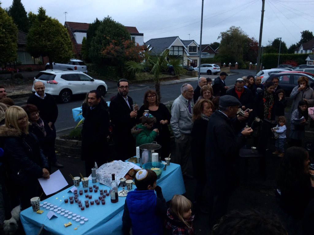 oliversgardner's tweet photo. @ShabbosProject_ 80+ neighbours hearing from our children all about Shabbos b4 communal candle lighting &amp; kiddush https://t.co/XylKPaKzOl