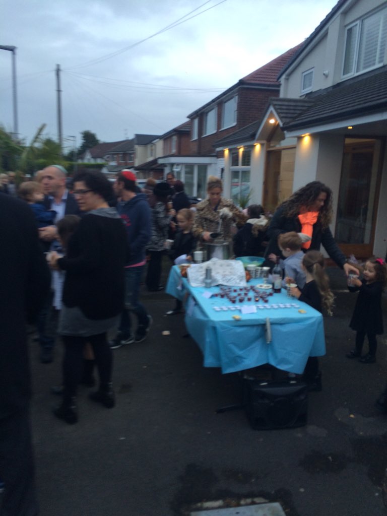 oliversgardner's tweet photo. @ShabbosProject_ 80+ neighbours hearing from our children all about Shabbos b4 communal candle lighting &amp; kiddush https://t.co/XylKPaKzOl
