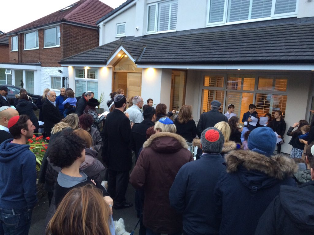 oliversgardner's tweet photo. @ShabbosProject_ 80+ neighbours hearing from our children all about Shabbos b4 communal candle lighting &amp; kiddush https://t.co/XylKPaKzOl