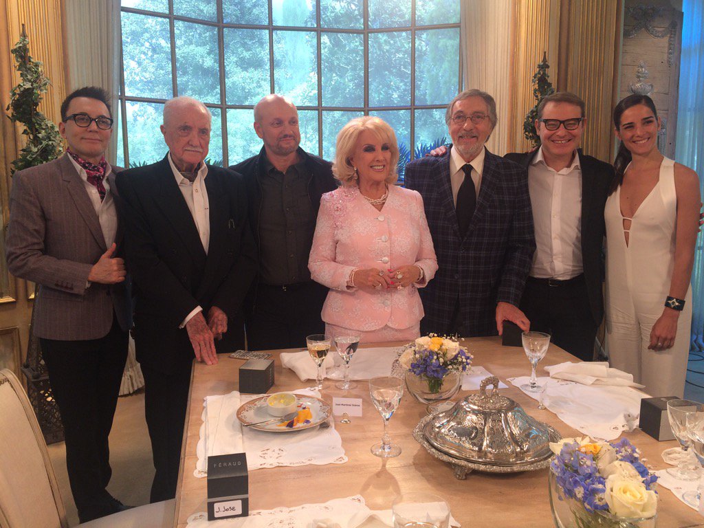Gran programa! Gracias! <a href="/ViaJuani/">Juana Viale</a> <a href="/juancampanella/">Juan José Campanella</a> <a href="/MarceloPolino/">Marcelo Polino</a> <a href="/AxelKuschevatzk/">aхel ĸυѕcнevaтzĸy</a> Brandoni y José Martinez Suarez!