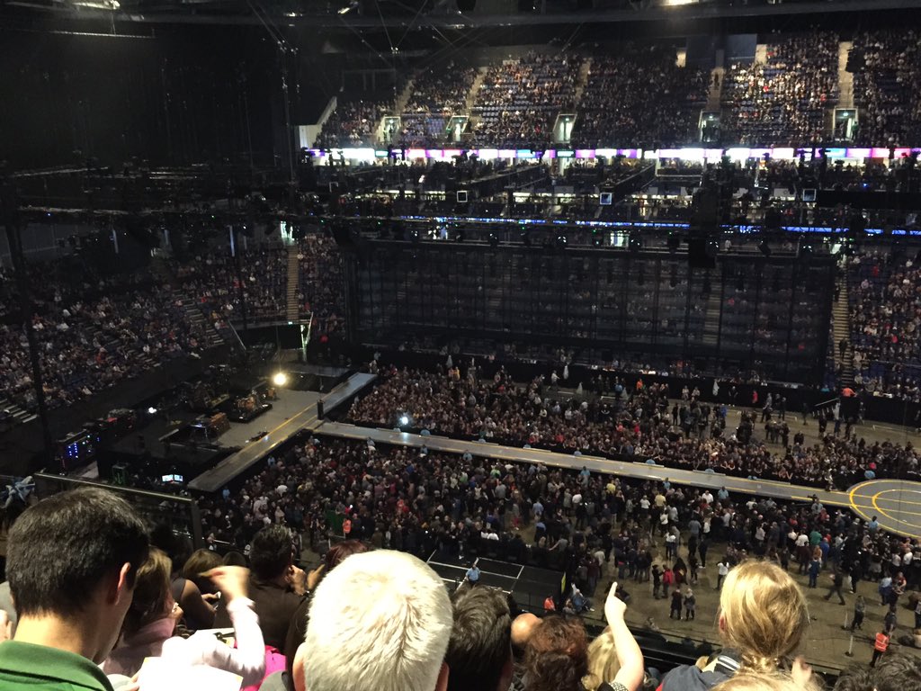 Papelov's tweet photo. U2 O2 Arena https://t.co/Jqodhdkz4O