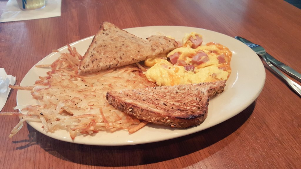 clee0311's tweet photo. Had a great breakfast with my old boss at @3squaresMN. #mymentor #oldschoolcontroller https://t.co/nRboDK22EU