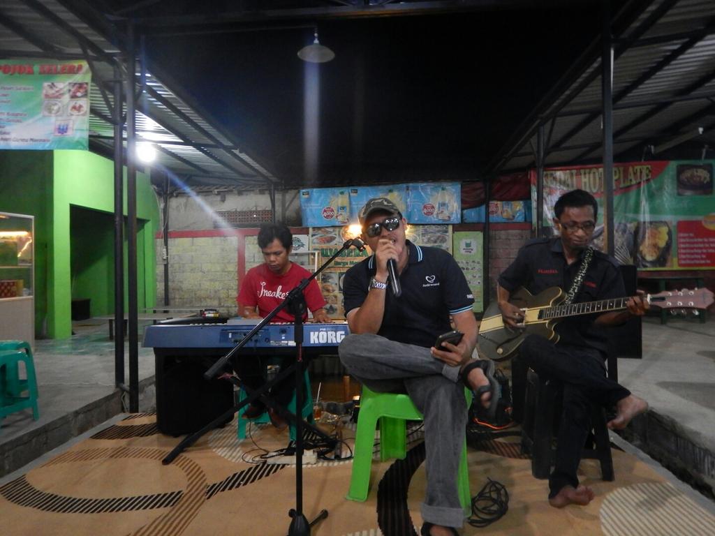 PujaseraDramaga's tweet photo. Live Music every Saturday @PujaseraDramaga @CekerBangGendut @MangNyere Come n Join Us... https://t.co/zdEvdZ2gfq