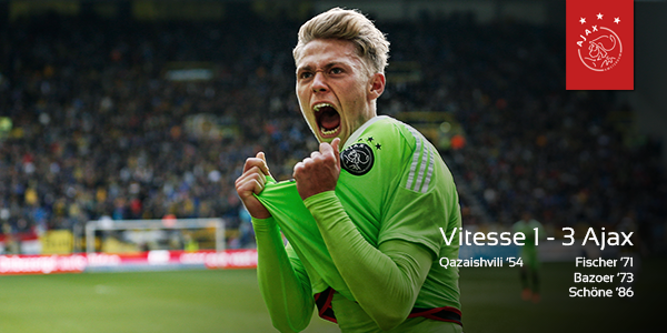 AFCAjax's tweet photo. 90+3. Afgelopen! #Ajax knokt zich terug in de wedstrijd en pakt drie punten! #vitaja #wijzijnajax https://t.co/gvjHkJBG0h