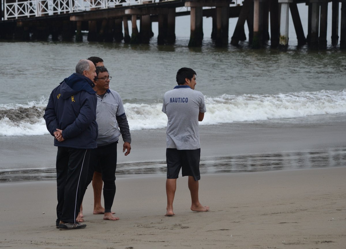 RemoPeruano's tweet photo. .@LacaOscar supervisándolo todo para #WRCChamps #Lima2015 #ClubRegatasLima #PeruvianRowing #coastalrowing https://t.co/mrY2zWIuKR