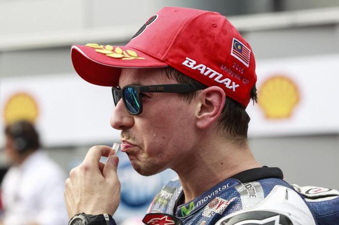 elmundoes's tweet photo. Lorenzo carga contra Rossi por su acción contra Márquez https://t.co/rJKLVvYrLP https://t.co/mWMwNa0gJ8
