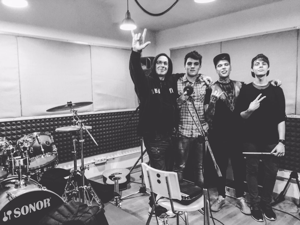 Fedez's tweet image. Domenica in sala prove