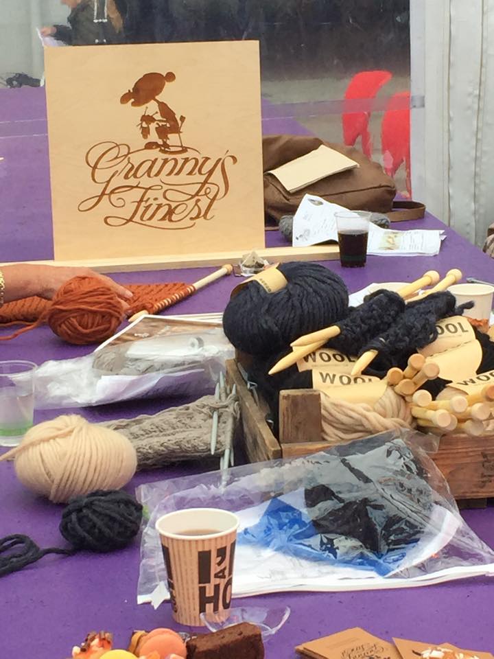 De grannies <a href="/grannysfinest/">Granny's Finest</a> zijn zo populair dat ze bijna niet aan breien toekomen! #livinglab #socialdesign #DDW15